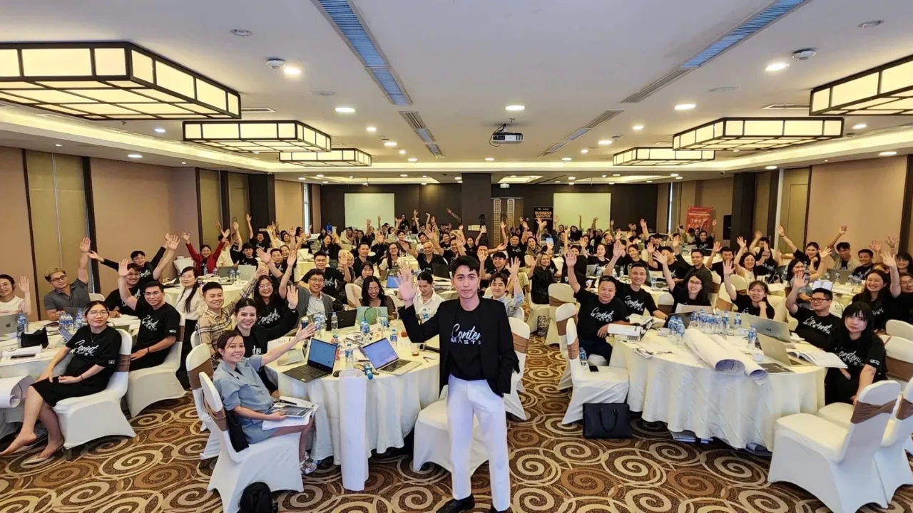 Lớp Content Master hơn trăm học viên vẫy tay cùng giảng viên trong hội trường